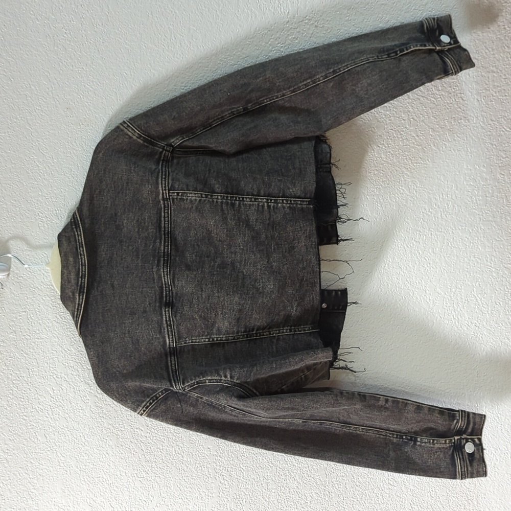 Cropped Jean Jacket 🧥 - Picture 3 of 4